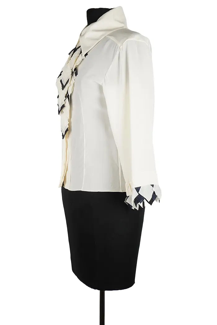 Chanel Seidenbluse weiß, 3/4 Ansicht, abnehmbare Krawatte, gebraucht