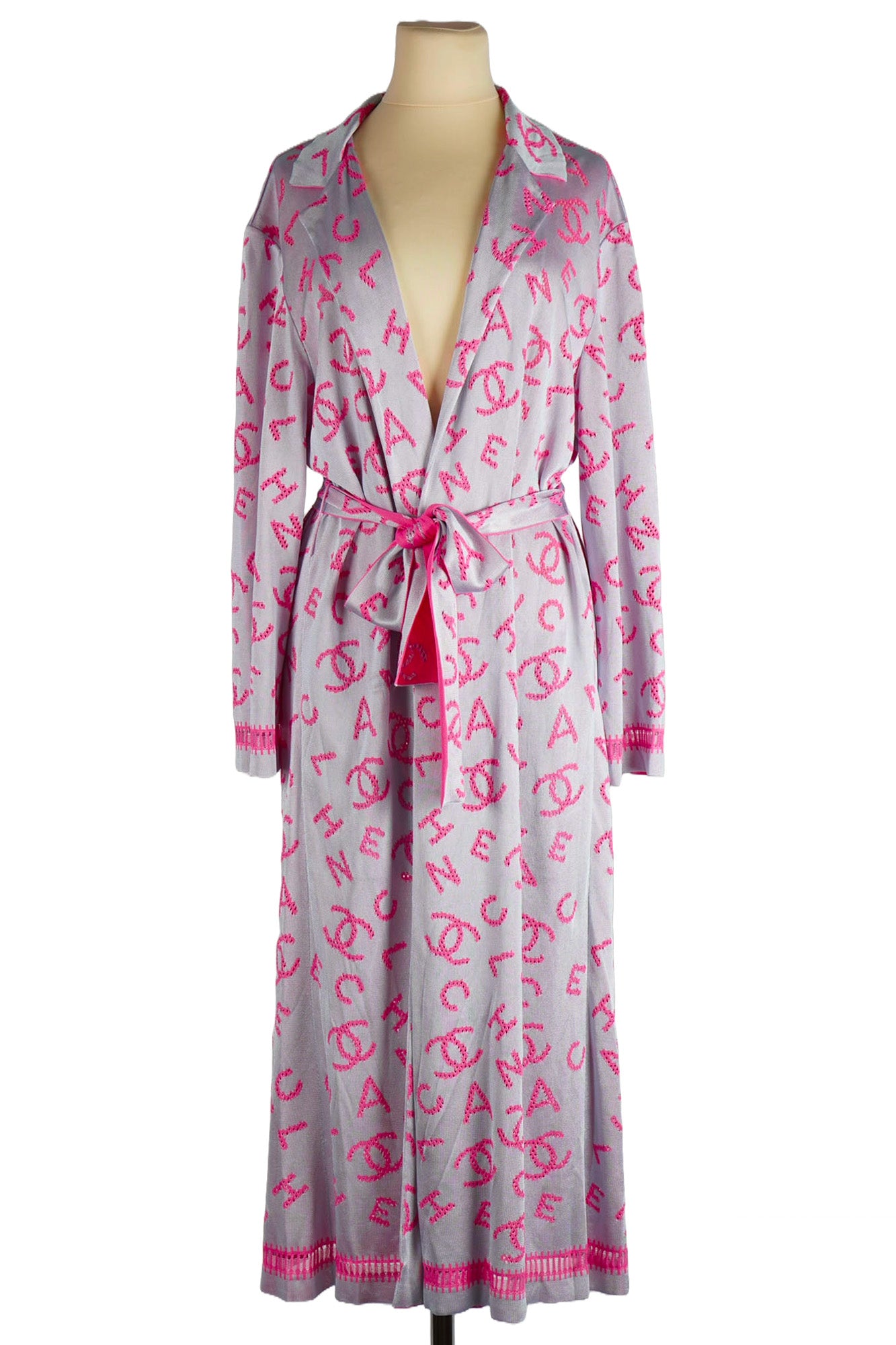 Cardigan kimono Chanel rose, vue de face, d'occasion
