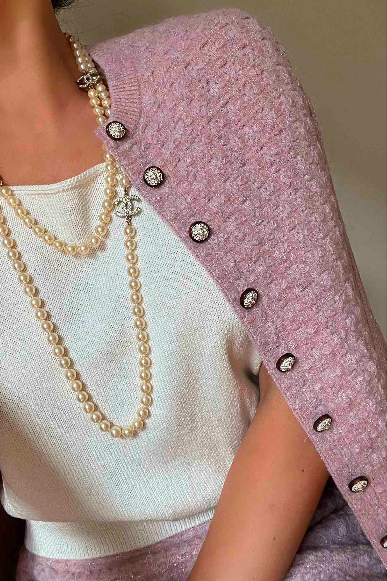 Cardigan Maille Rose Chanel "Paris-Cosmopolite", vue de face, d'occasion