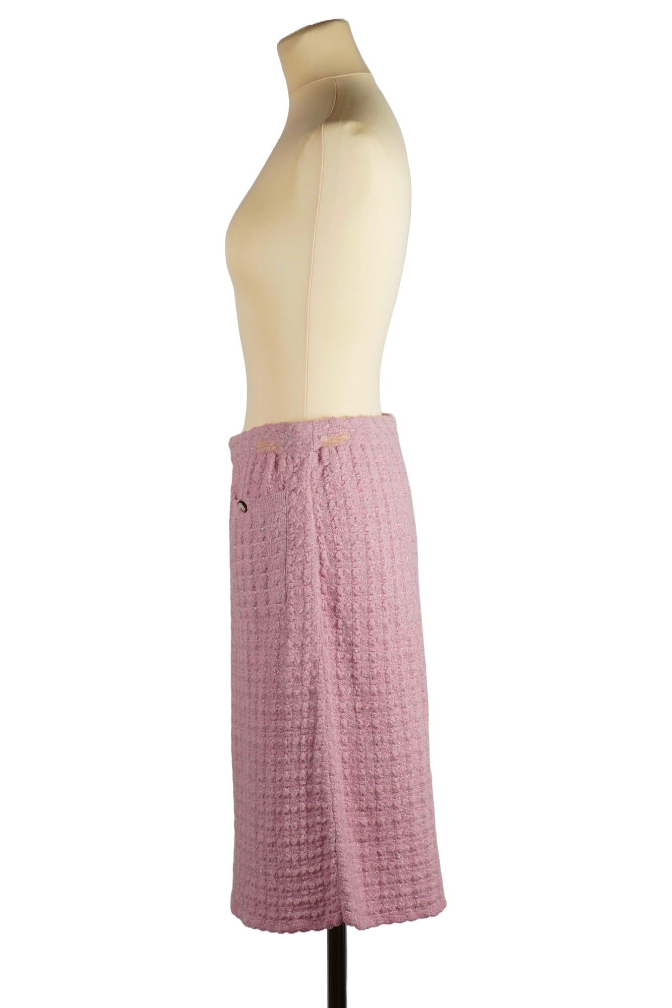 Jupe Chanel Maille Rose par Karl Lagerfeld, vue de côté, d'occasion