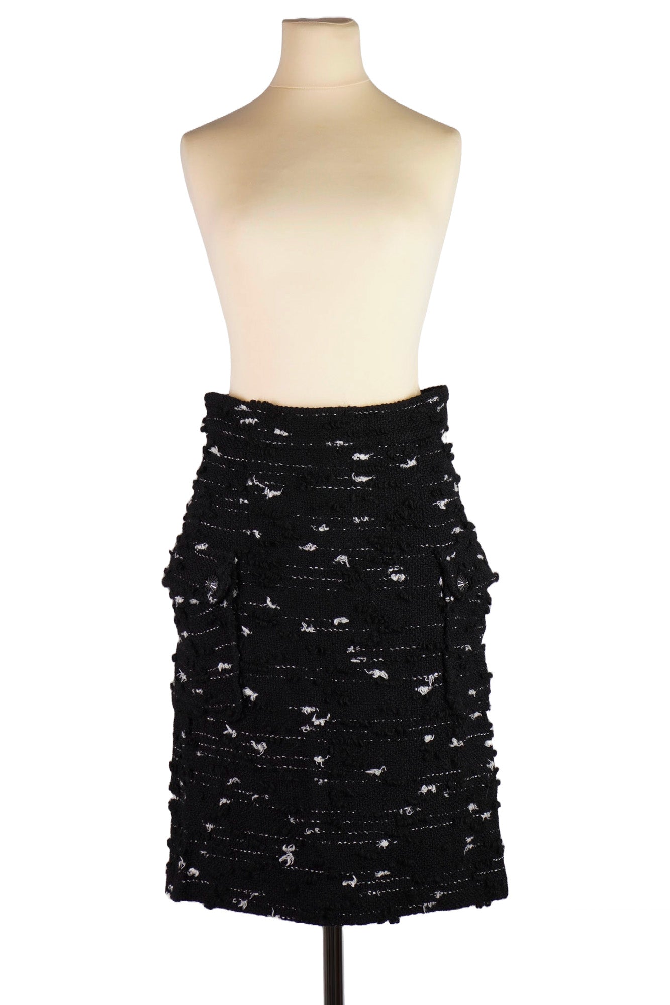 Jupe Chanel Noire en Tweed, vue de face, d'occasion
