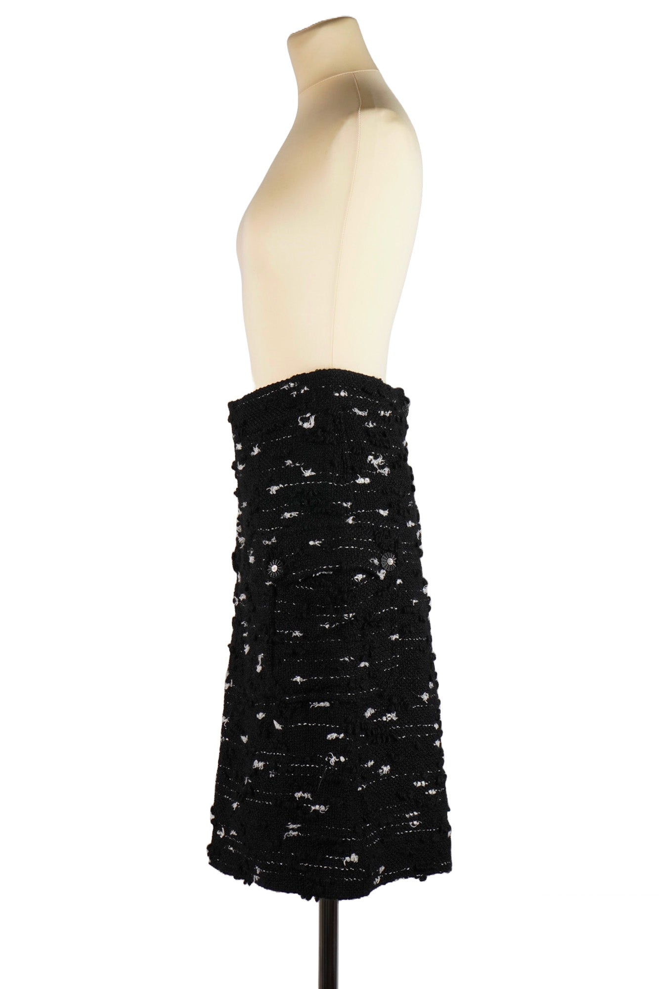 Jupe Chanel Noire en Tweed, vue de côté, d'occasion