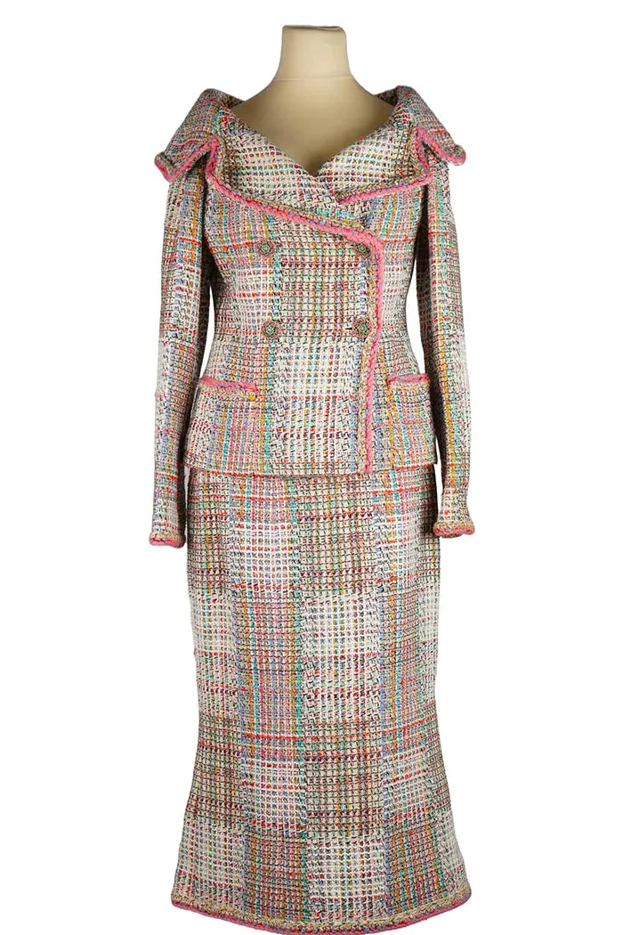 Jupe Chanel Tweed Multicolore, vue d'ensemble avec cardigan tweed, d'occasion