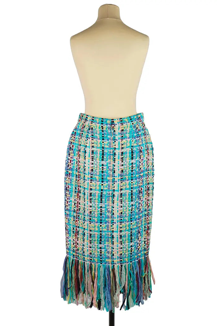 Falda Chanel con flecos en tweed multicolor, artículo de segunda mano, vista trasera