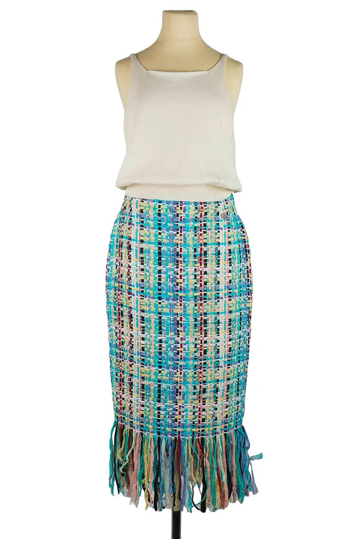 Falda Chanel con flecos en tweed multicolor, seminuevo, en conjunto con camiseta de tirantes blanca chanel