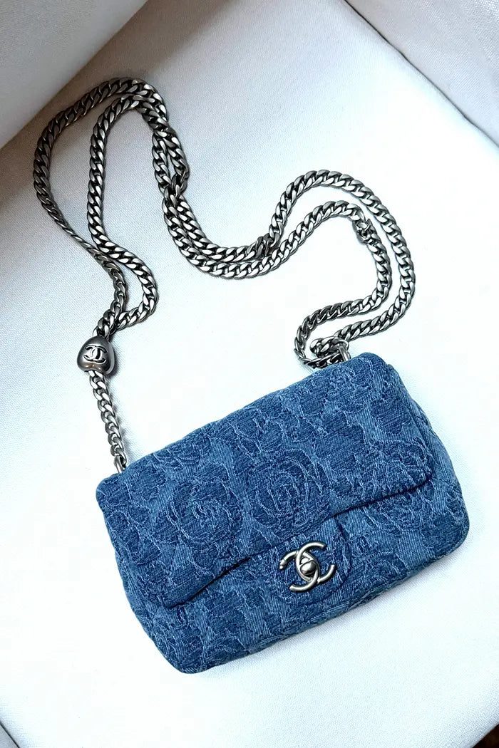 Flapbag Camelia Sweetheart in Jeans, gebrauchter Artikel, Vorderansicht mit Schulterriemen
