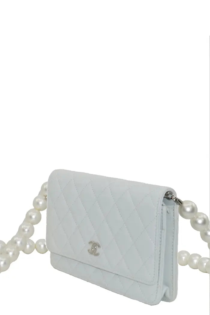 Bolso Chanel "Wallet On Chain" en piel de cordero azul-gris, artículo de segunda mano, vista 3/4, un formato ligero para todas las ocasiones