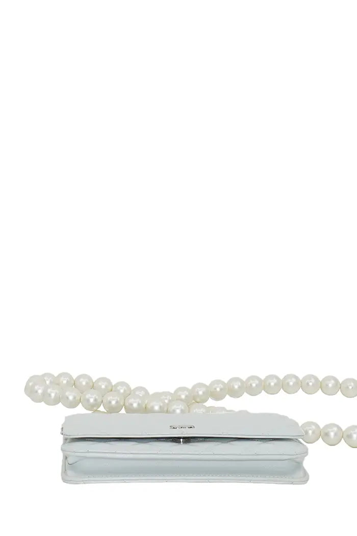 Bolso Chanel "Wallet On Chain" en piel de cordero azul-gris, artículo de segunda mano, vista desde abajo