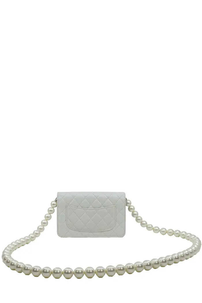 Bolso Chanel "Wallet On Chain" en piel de cordero azul-gris, artículo de segunda mano. La cadena de perlas tiene una longitud desmesurada.