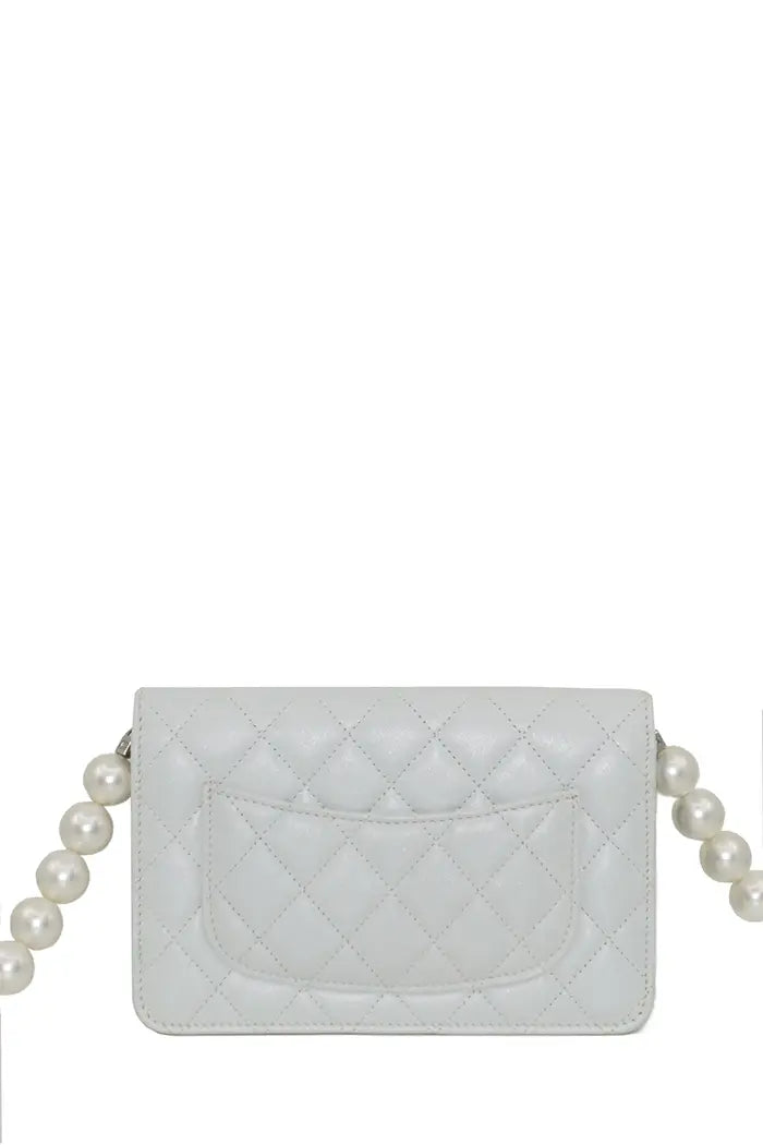 Bolso Chanel "Wallet On Chain" en piel de cordero azul-gris, artículo de segunda mano, vista trasera. Gran bolsillo central y piel en perfecto estado