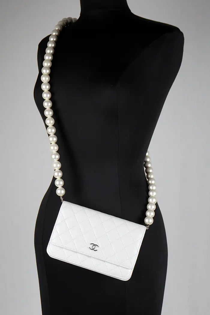 Bolso Chanel "Wallet On Chain" de piel de cordero azul-gris, artículo de segunda mano, usado como de costumbre