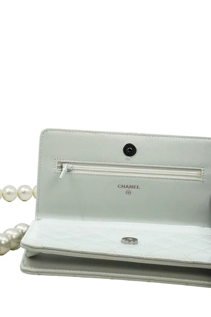Bolso Chanel "Wallet On Chain" en piel de cordero azul-gris, artículo seminuevo, aquí abierto muestra la calidad de la piel Chanel