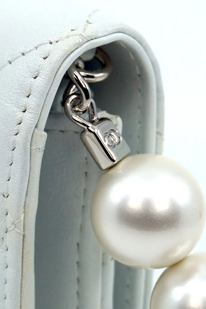 Bolso Chanel "Wallet On Chain" en piel de cordero azul-gris, artículo de segunda mano, detalle de cadena de cuentas con elegante logotipo CC