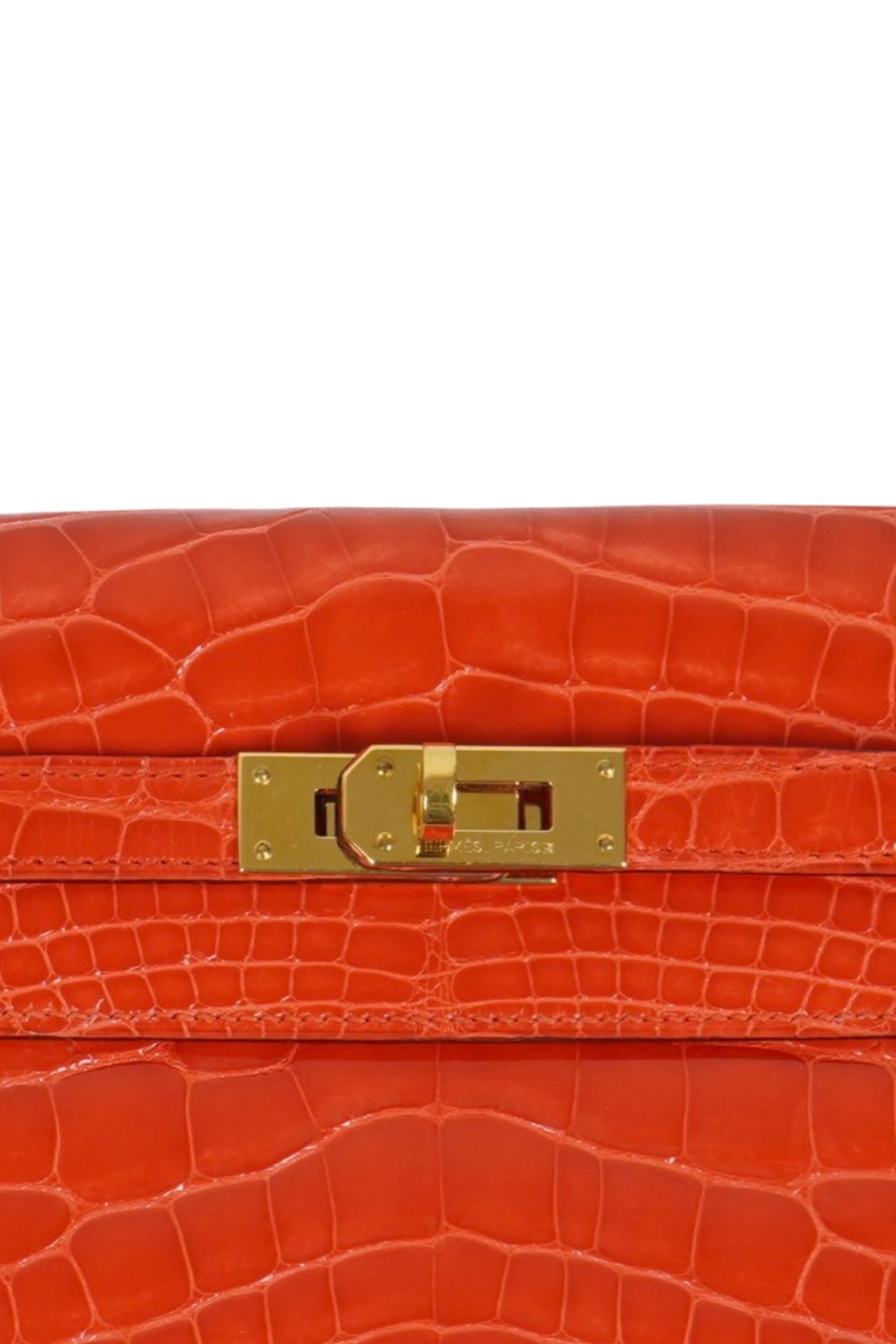 Cartera Hermes Kelly naranja en piel de aligátor, artículo seminuevo, zoom en el cierre dorado