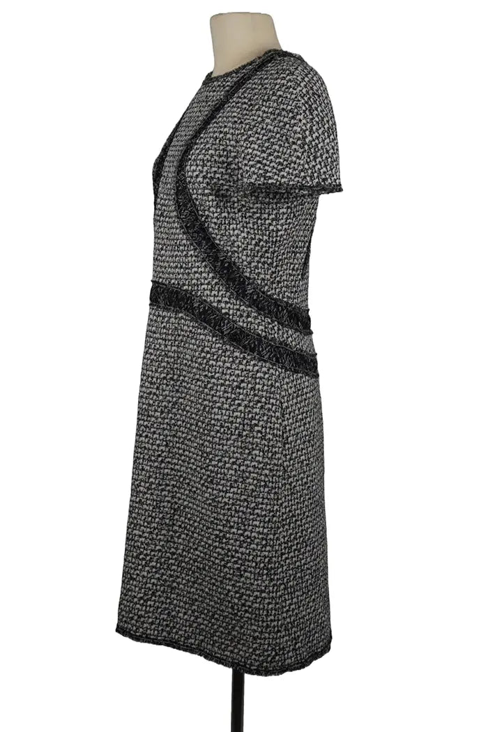 Vestido Grise en Tweed Chanel, seminuevo, 3/4 vista