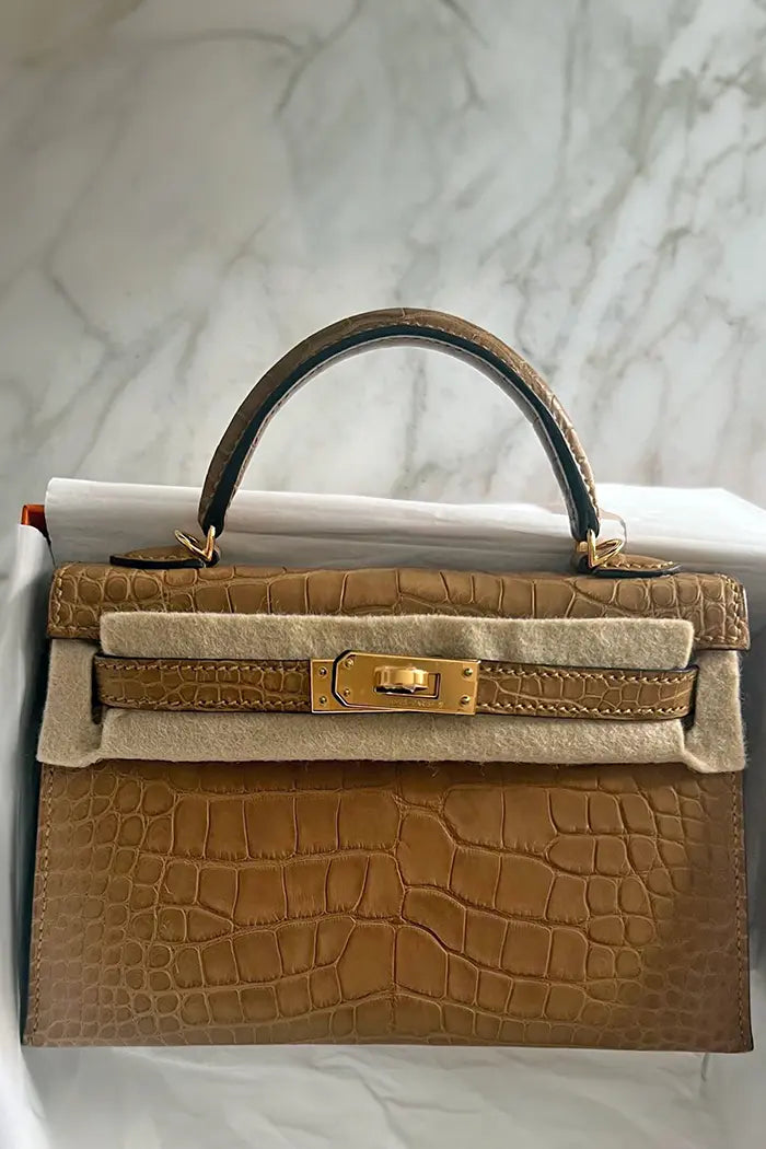 Mini bolso Kelly Kraft Mat de piel de caimán, artículo de segunda mano, en su caja original