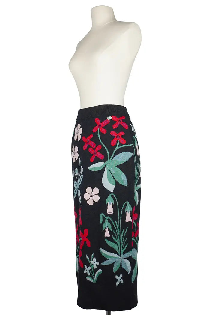 Long black cashmere Skirt , Métier d'art 2020/21 collection, pre-owned item, 3/4 view
