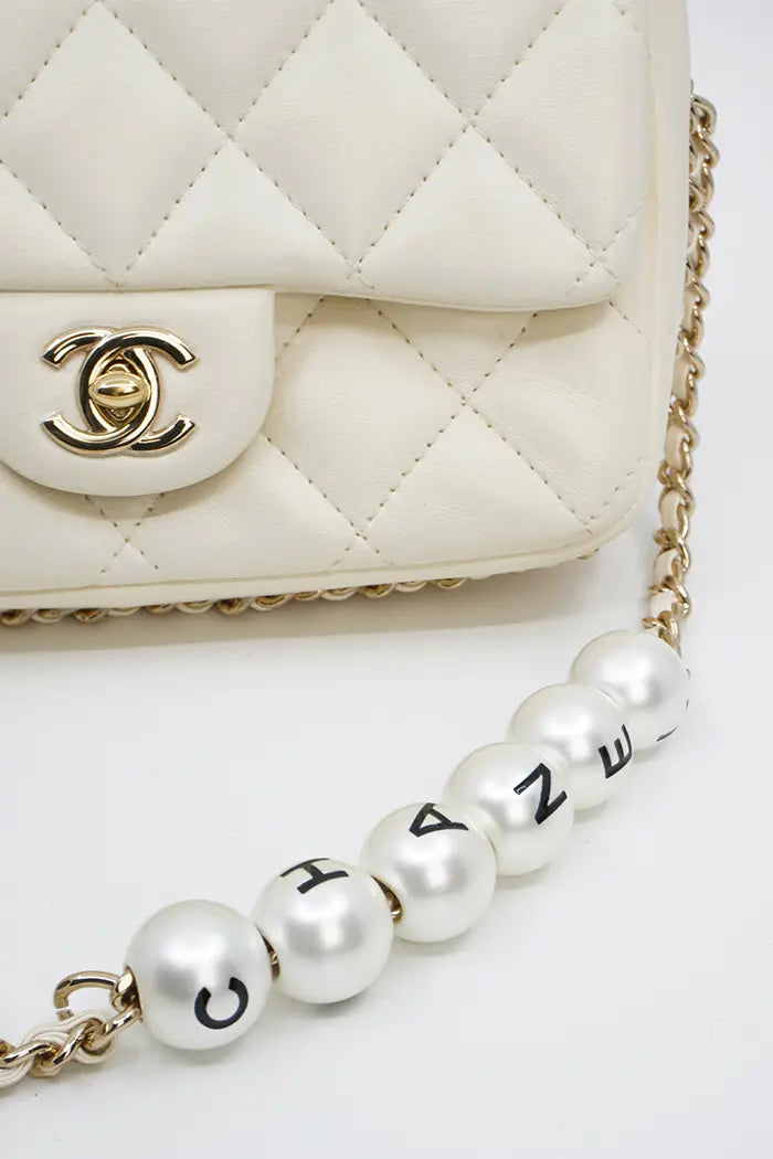 Sac Chanel 'My Precious' blanc en cuir d'agneau et finitions dorées, article d'occasion, zoom sur les perles