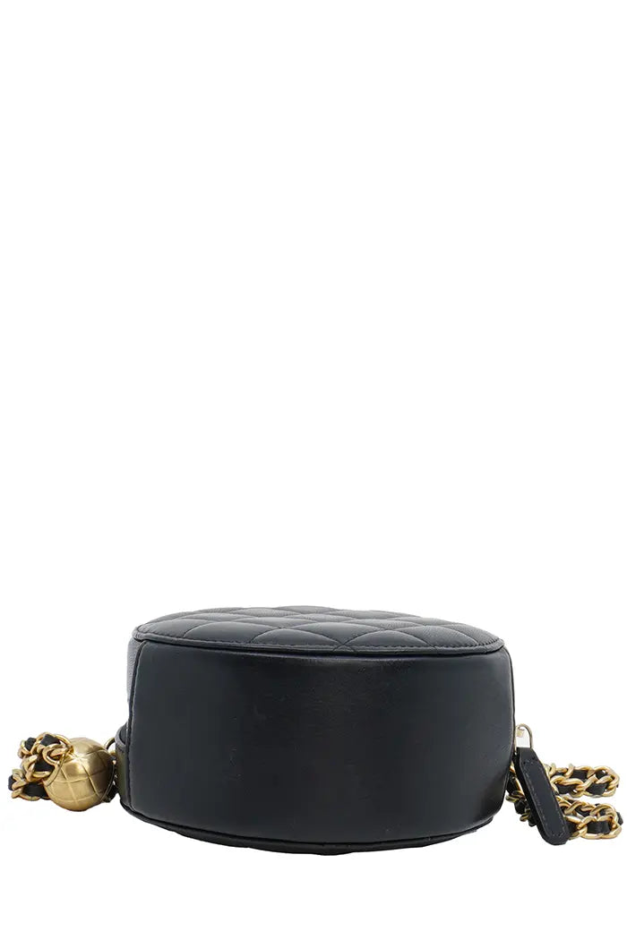 Chanel Pearl Crush runde Clutch aus schwarzem Lammleder, gebraucht, Ansicht von unten