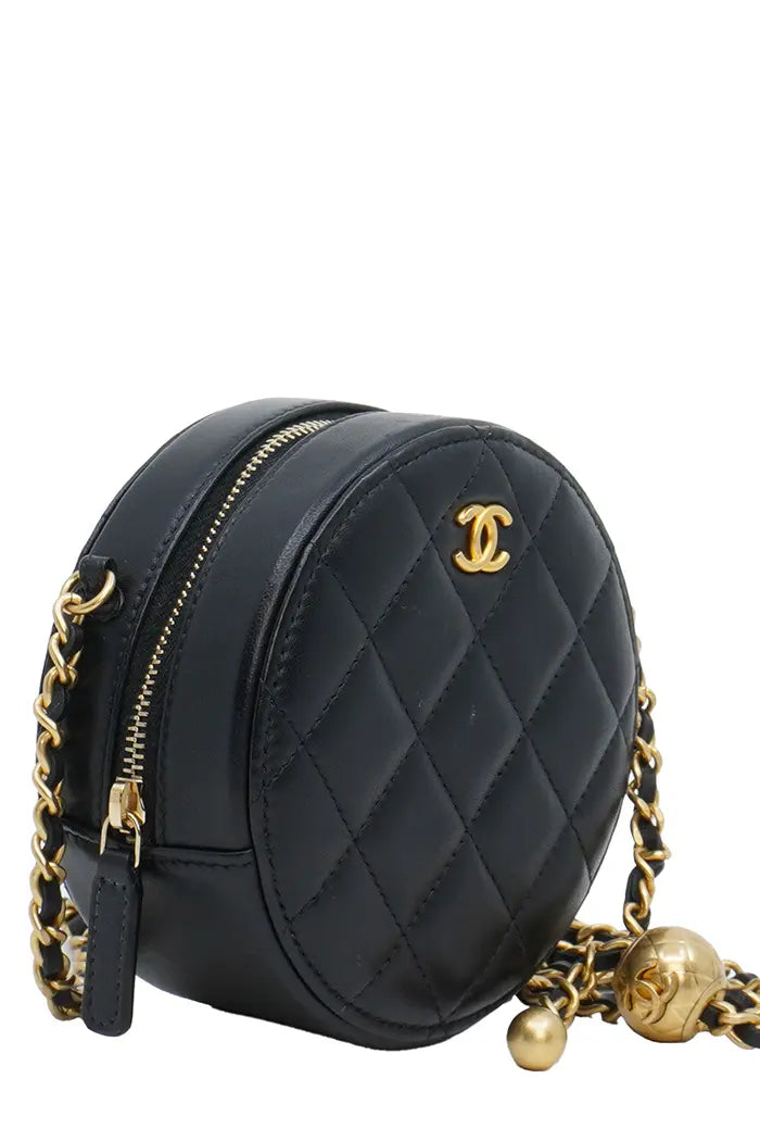 Chanel Pearl Crush runde Clutch aus schwarzem Lammleder, gebraucht, 3/4-Ansicht