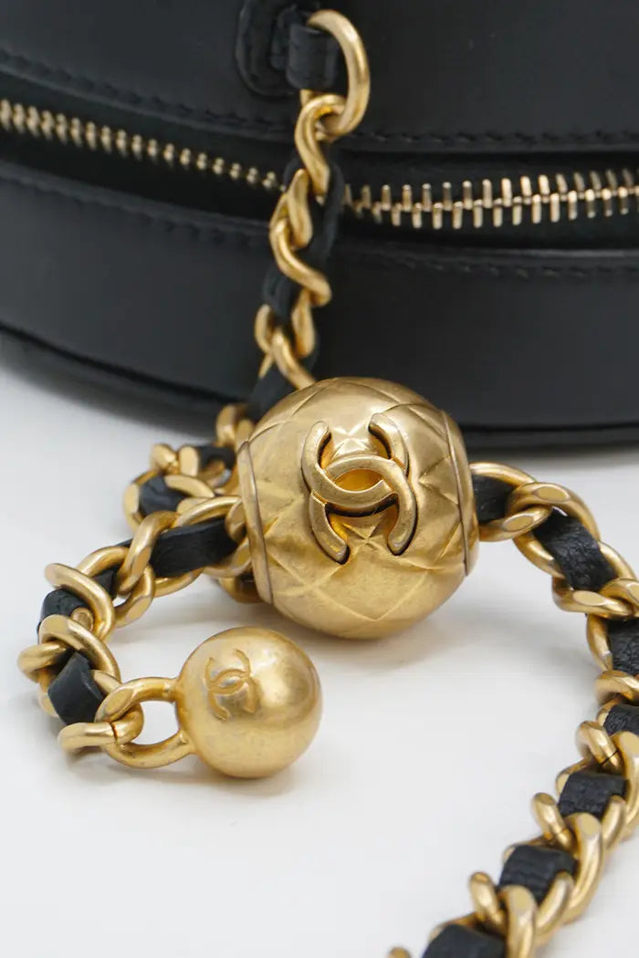 Runde Clutch „Pearl Crush“ von Chanel aus schwarzem Lammleder, gebraucht, Zoom auf die Metallperlen