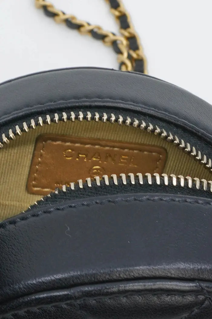 Chanel Pearl Crush runde Clutch aus schwarzem Lammleder, gebrauchter Artikel, noch ein Zoom auf den Reißverschluss