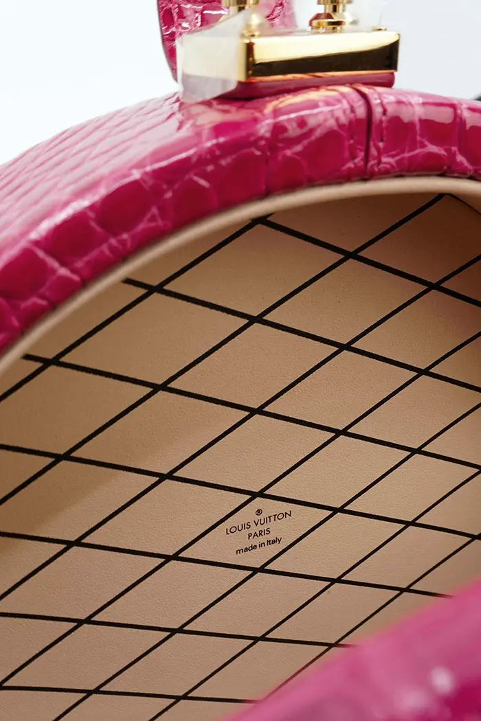 Sac Louis Vuitton 'Petite Boite Chapeau' rose en cuir d'alligator, article d'occasion, vue du sac ouvert
