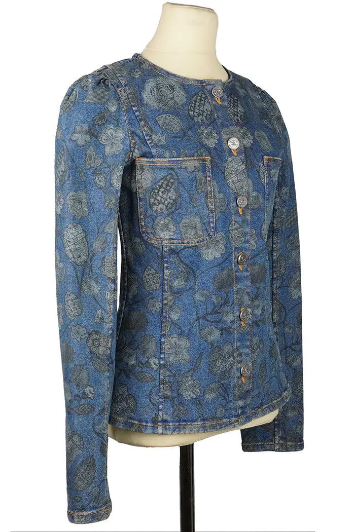 Chanel Chaqueta vaquera azul con mangas largas y motivos florales, prenda seminueva, largo 3/4 vista