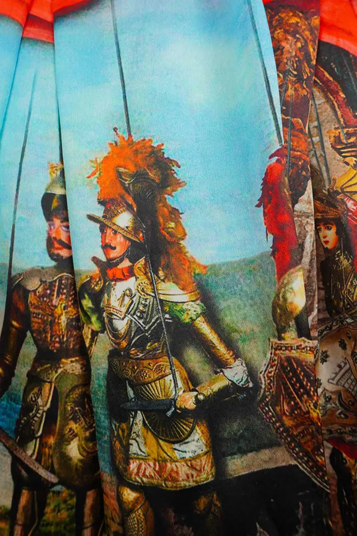 Vestido sin mangas de seda estampada Dolce & Gabbana "Opera dei Pupi", prenda de segunda mano, zoom sobre el motivo estampado