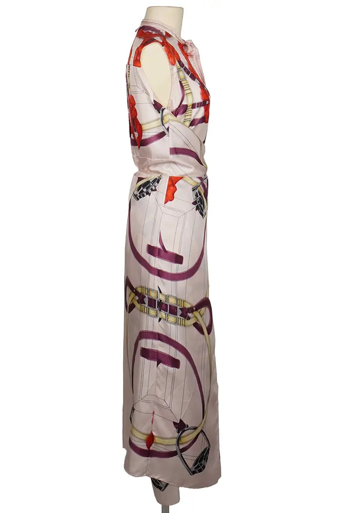 Robe-portefeuille Hermès en soie rose pâle, article d'occasion, vue de profil avec la ceinture