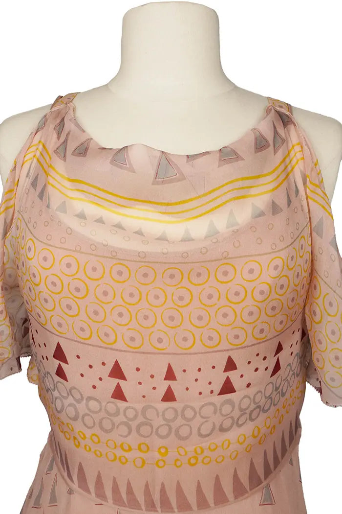 Vestido Valentino de gasa con estampado geométrico, seminuevo, zoom en el cuello