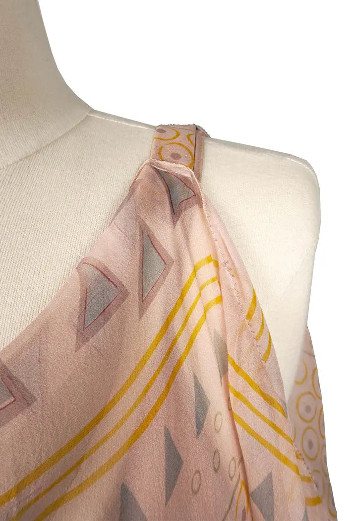Vestido Valentino de gasa estampada con motivos geométricos, seminuevo, zoom en el tirante