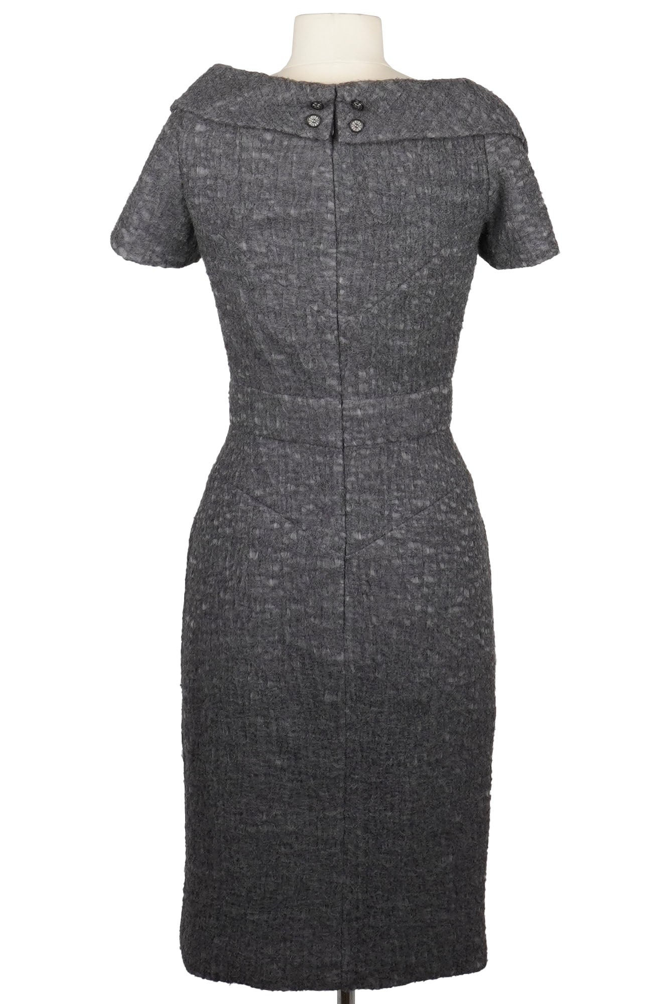 Robe mi-longue Chanel grise en laine à col asymétrique, article d'occasion, vue de dos