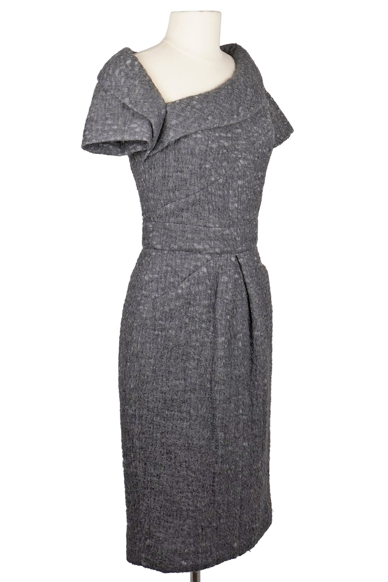 Robe mi-longue Chanel grise en laine à col asymétrique, article d'occasion, vue de 3/4