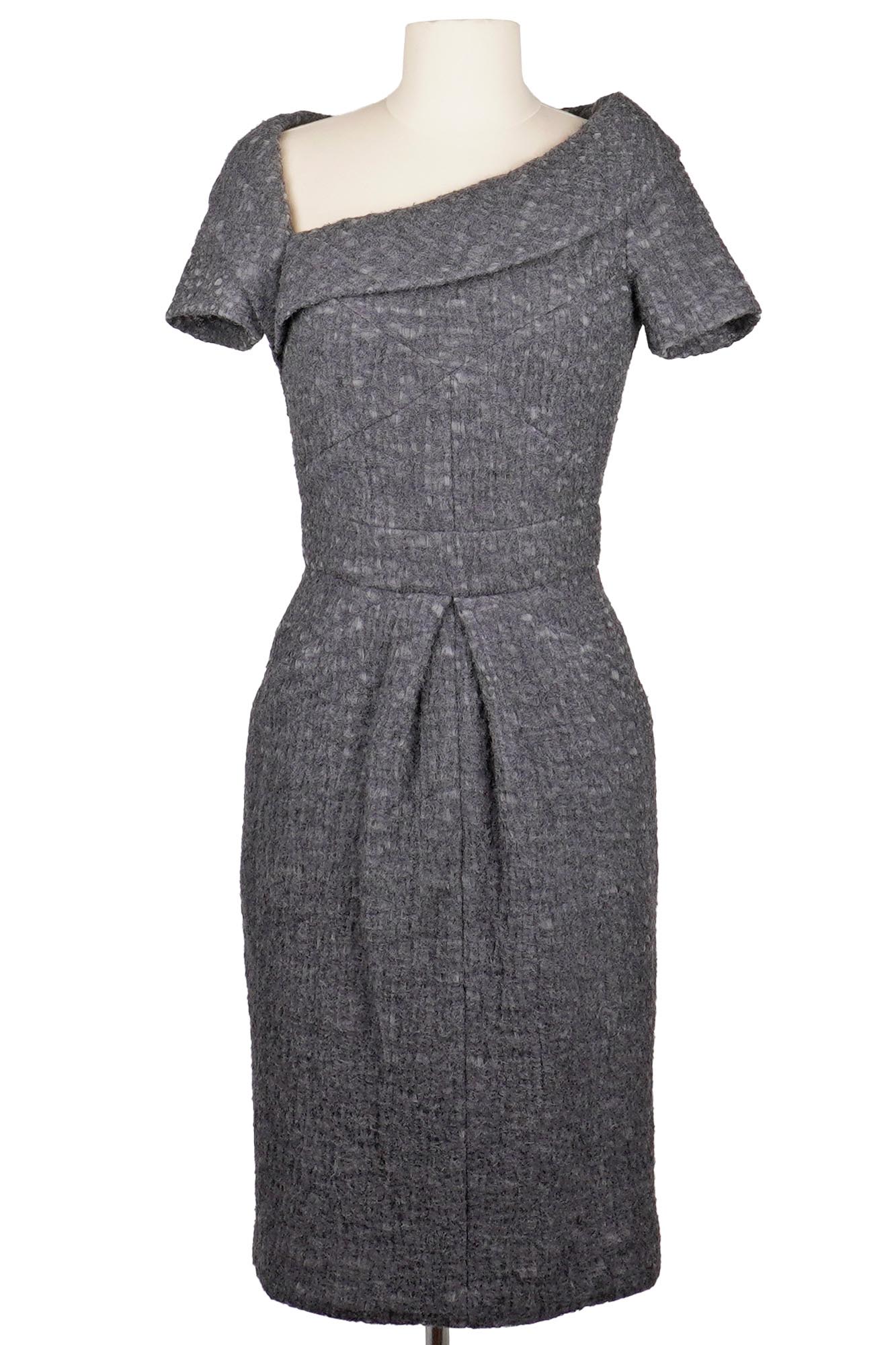 Robe mi-longue Chanel grise en laine à col asymétrique, article d'occasion, vue de face