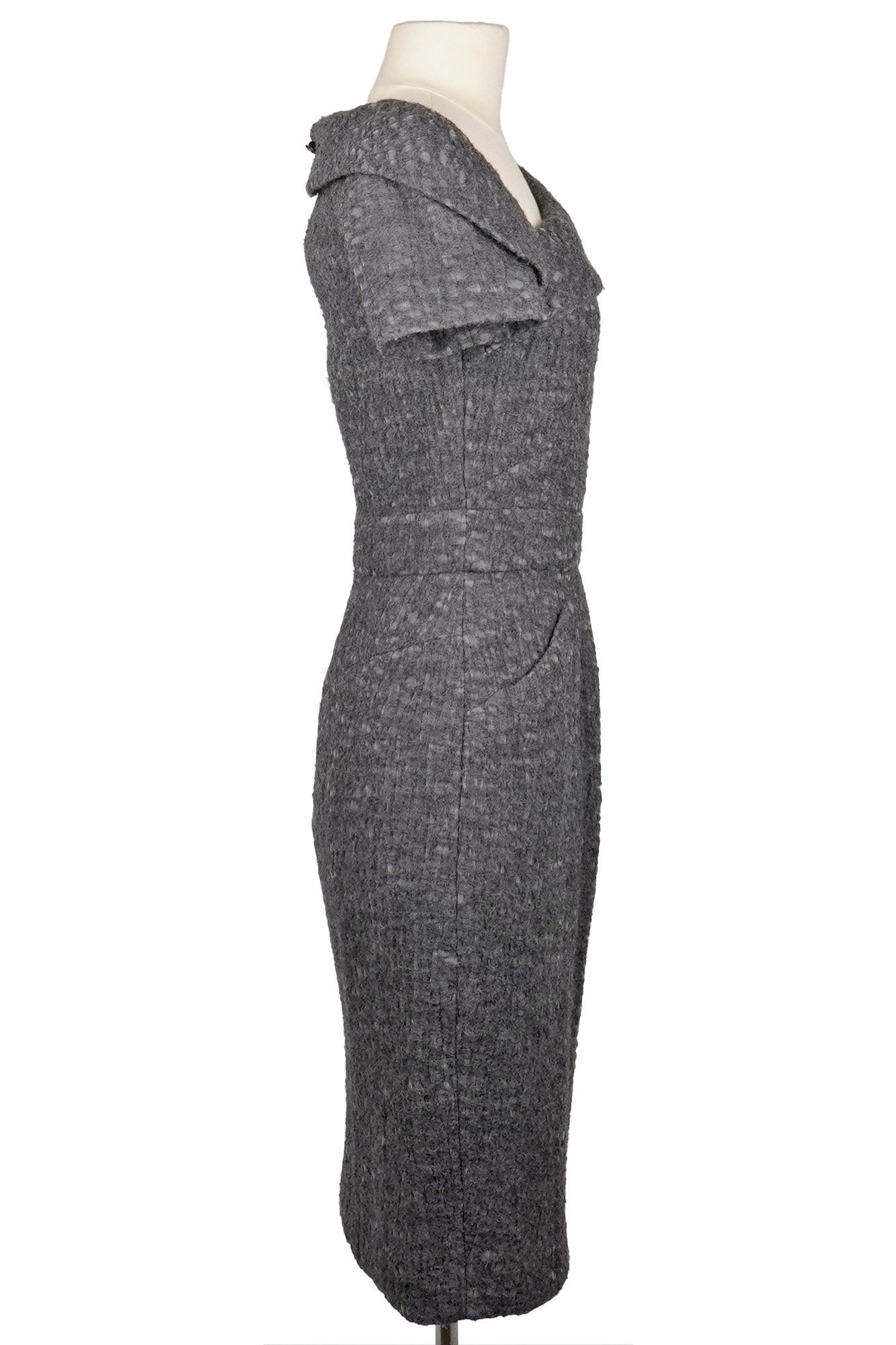 Robe mi-longue Chanel grise en laine à col asymétrique, article d'occasion, vue de côté