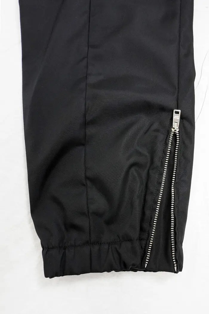 Hose Prada in black Re-Nylon in recycled gabardine and elastic belt, pre-owned item, zoom on the zipper