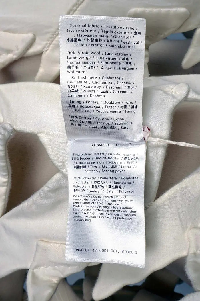 Cape ajourée Valentino en laine vierge et cachemire blanc, zoom sur l'étiquette de composition