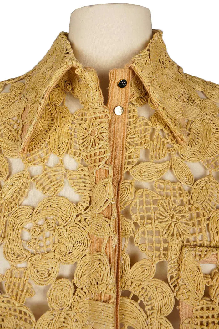 Chaqueta calada beige Valentino Garavani, artículo de segunda mano, zoom en el cuello