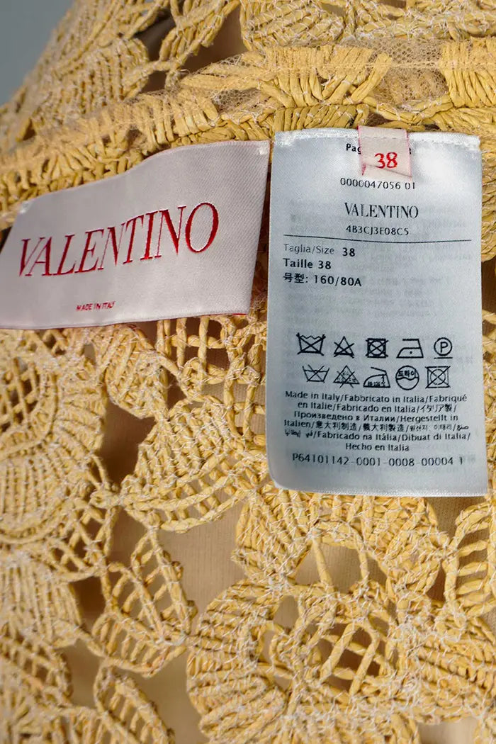 Chaqueta calada beige Valentino : artículo seminuevo, foco en el logotipo Valentino y la etiqueta Talla