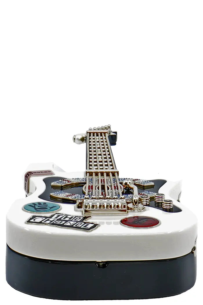 Clutch Chanel colección de guitarras 24A Métiers d'Art, artículo de segunda mano, vista desde abajo