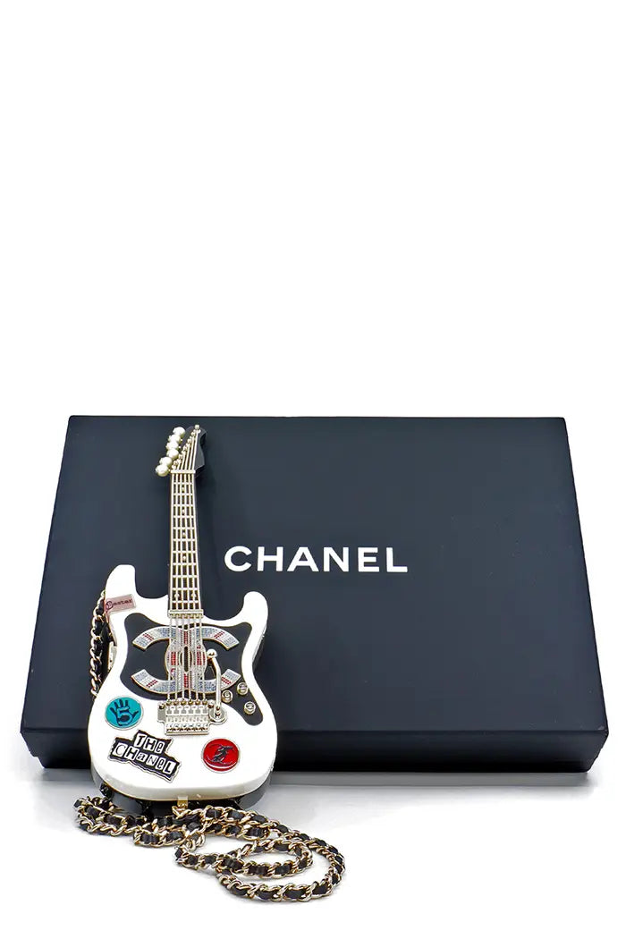 Clutch Chanel colección de guitarras 24A Métiers d'Art, artículo de segunda mano, vista frontal