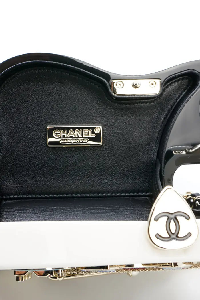 Clutch Chanel guitarra colección 24A Métiers d'Art, artículo de segunda mano, zoom en la etiqueta
