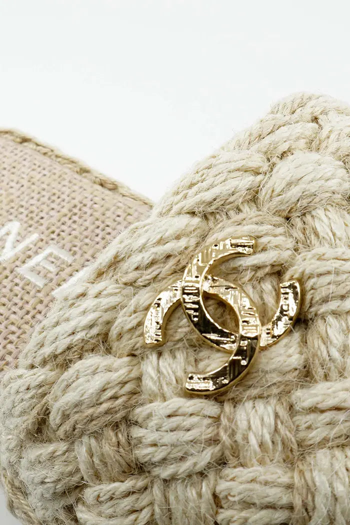 Chanel alpargatas de rafia, logo CC, artículo de segunda mano, detalle en el logo CC