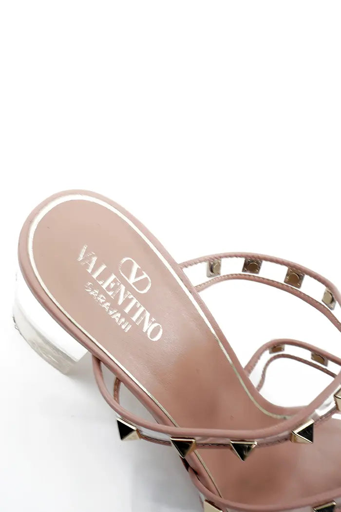 Valentino Gravani Rockstud Sandalen aus poliertem Leder und PVC, gebrauchter Artikel, Detail auf der Innensohle