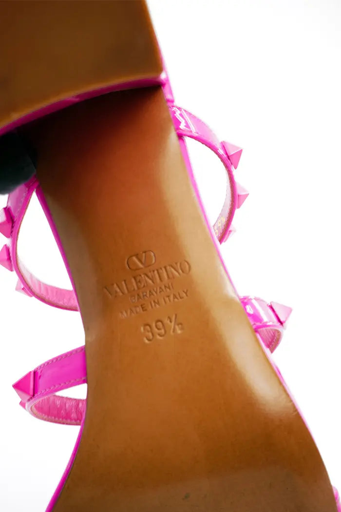 Sandalias Valentino Gravani Rockstud de charol rosa fucsia, artículo de segunda mano, detalle de suela