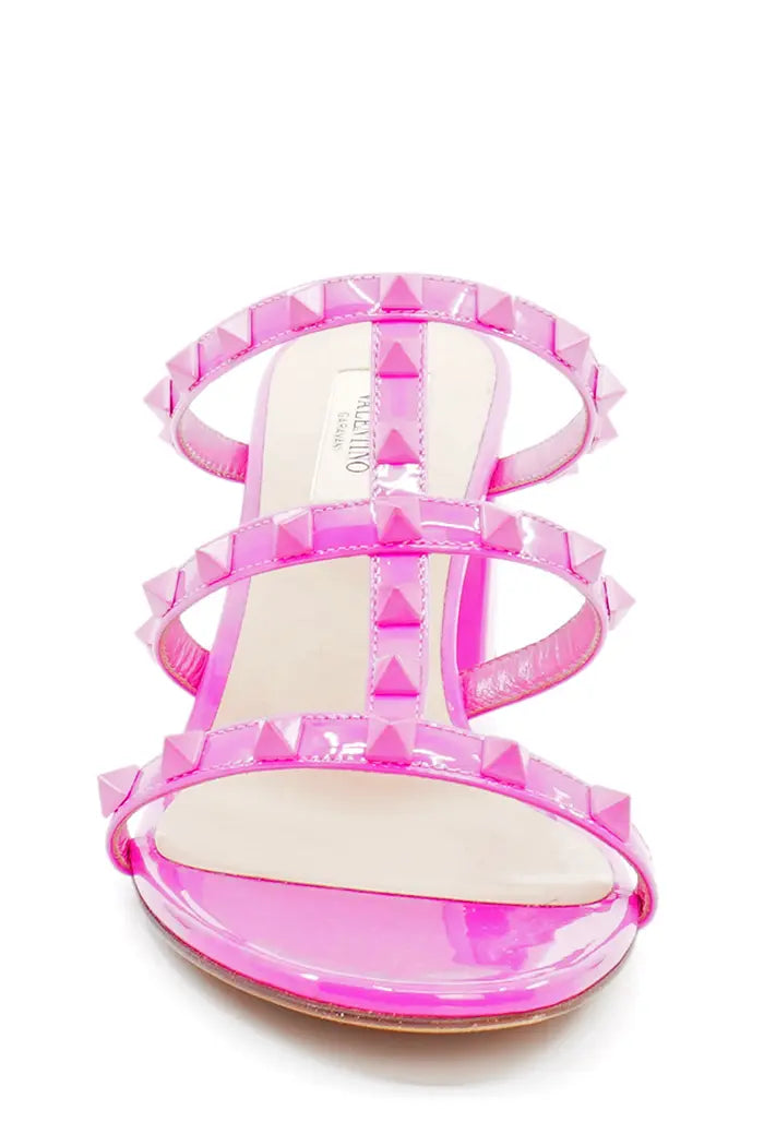 Sandalias Valentino Gravani Rockstud de charol rosa fucsia, seminuevas, vista delantera