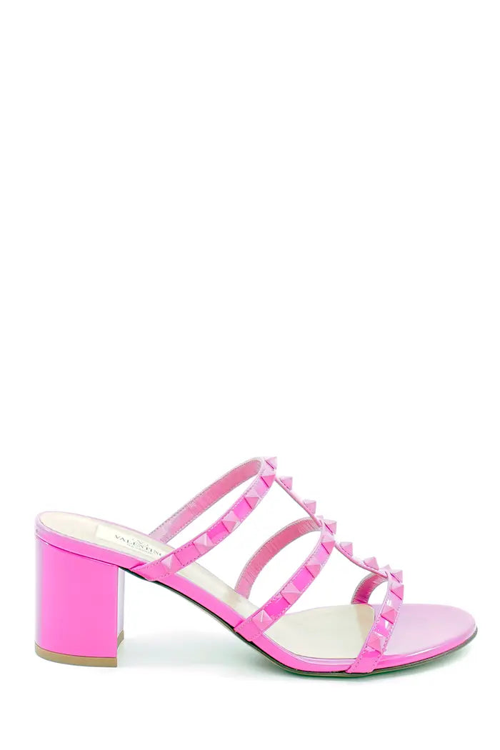 Sandalias Valentino Gravani Rockstud de charol rosa fucsia, seminuevas, vista lateral