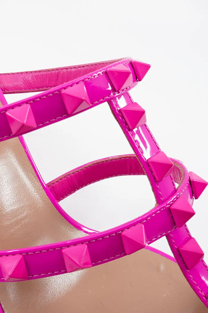 Sandales Valentino Gravani Rockstud en cuir verni rose fuchsia, article d'occasion, vue sur les clous