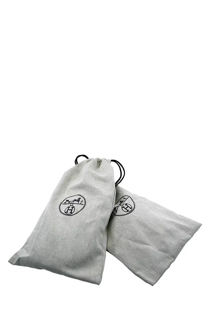 Dustbag by Sandales Hermès Chypre in white leather.